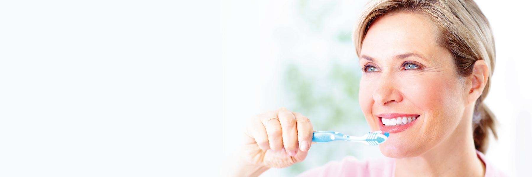 Lady cleaning teeth